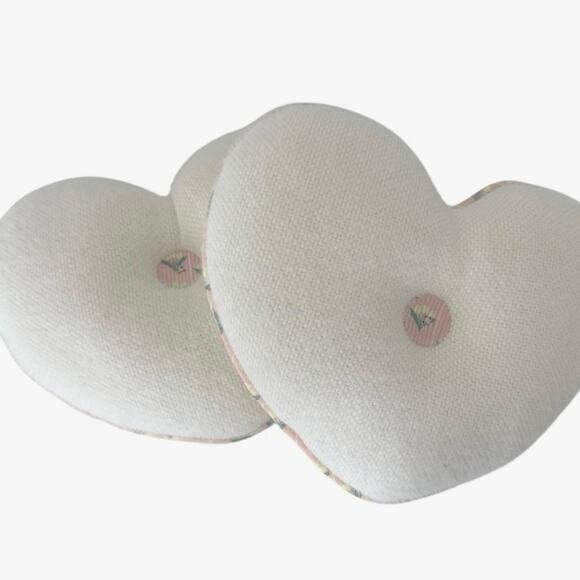 Decorative heart pillows target set of 2 in mint condition - Picture 2 of 5